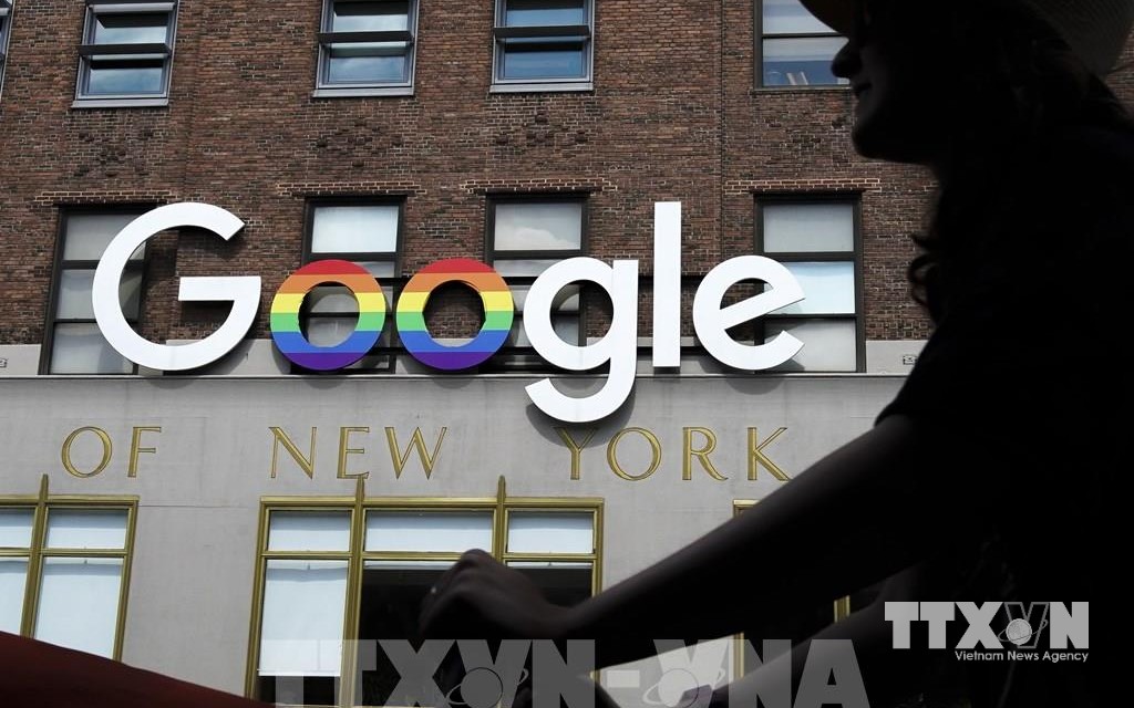 Biểu tượng Google bên ngoài tòa nhà văn phòng ở New York, Mỹ. (Ảnh: AFP/ TTXVN) Biểu tượng Google bên ngoài tòa nhà văn phòng ở New York, Mỹ. (Ảnh: AFP/ TTXVN)